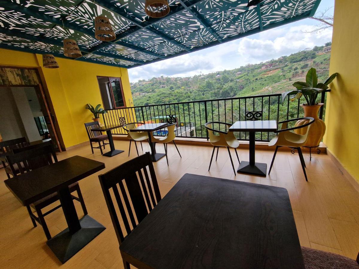 Cactus Creek Hotel Aburi Bagian luar foto