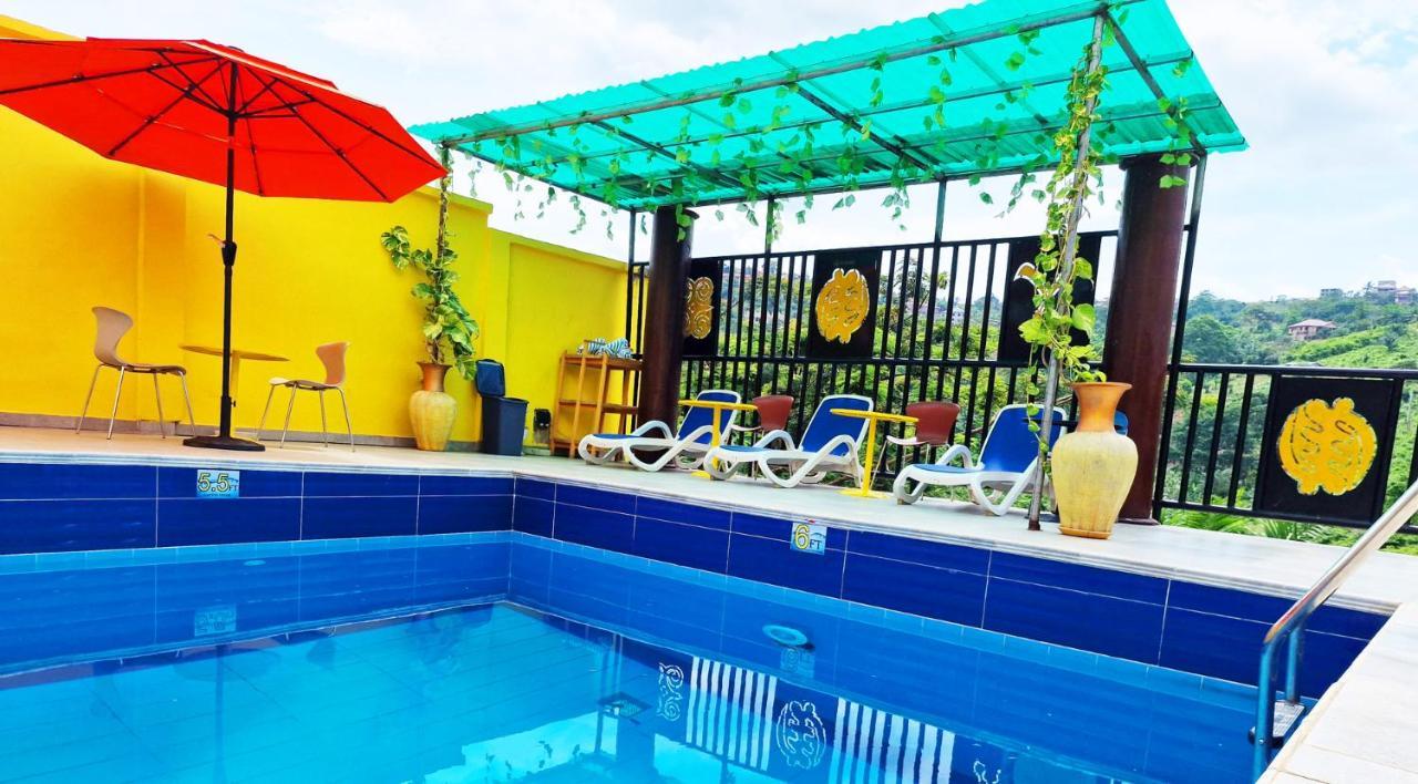 Cactus Creek Hotel Aburi Bagian luar foto