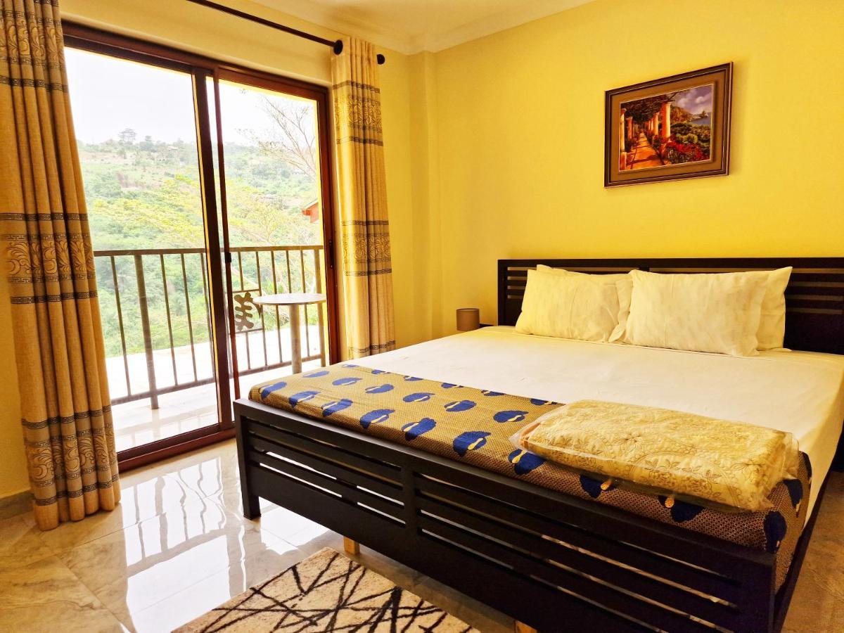 Cactus Creek Hotel Aburi Bagian luar foto