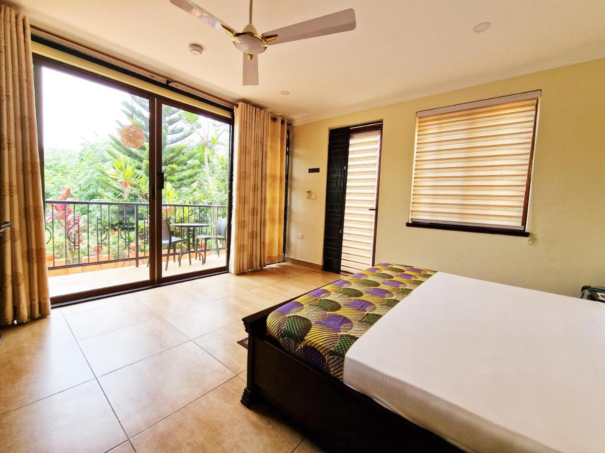Cactus Creek Hotel Aburi Bagian luar foto