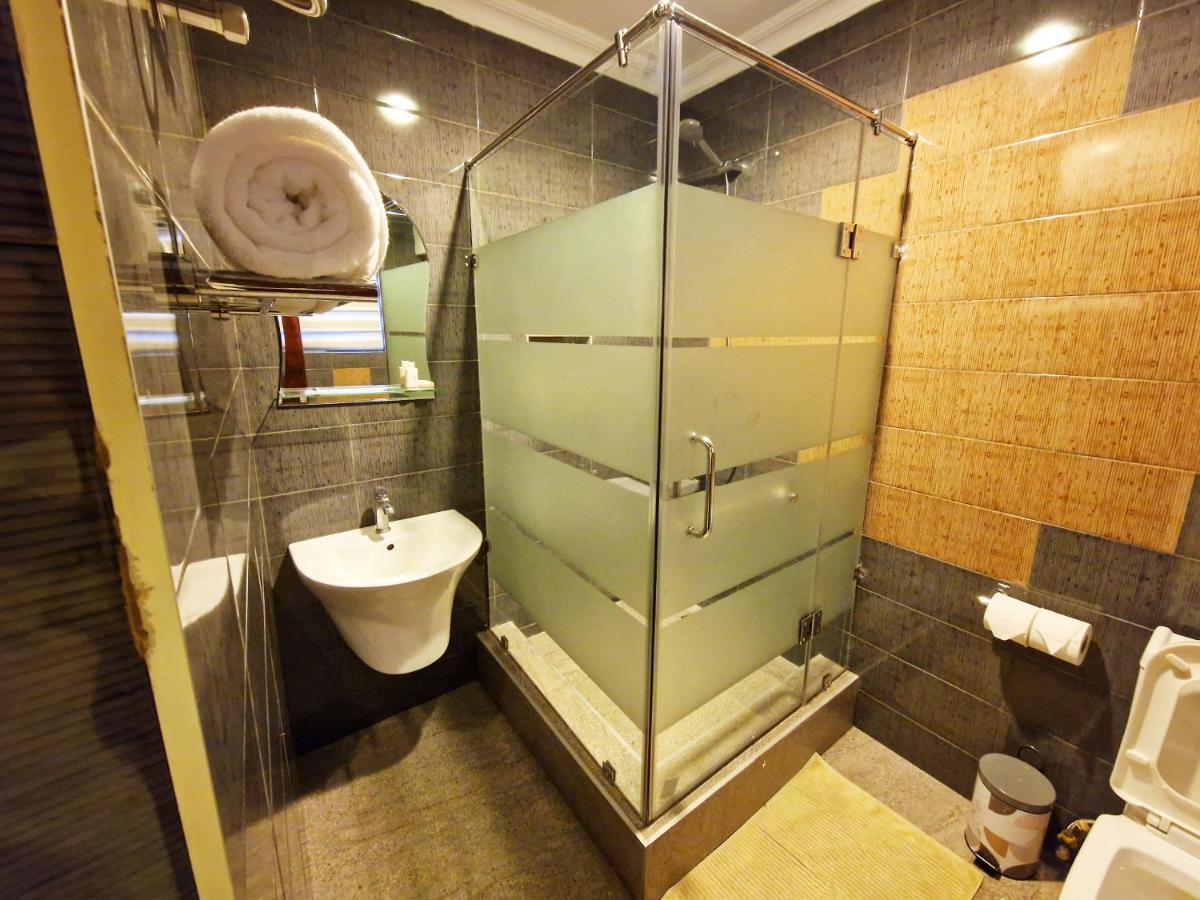 Cactus Creek Hotel Aburi Bagian luar foto