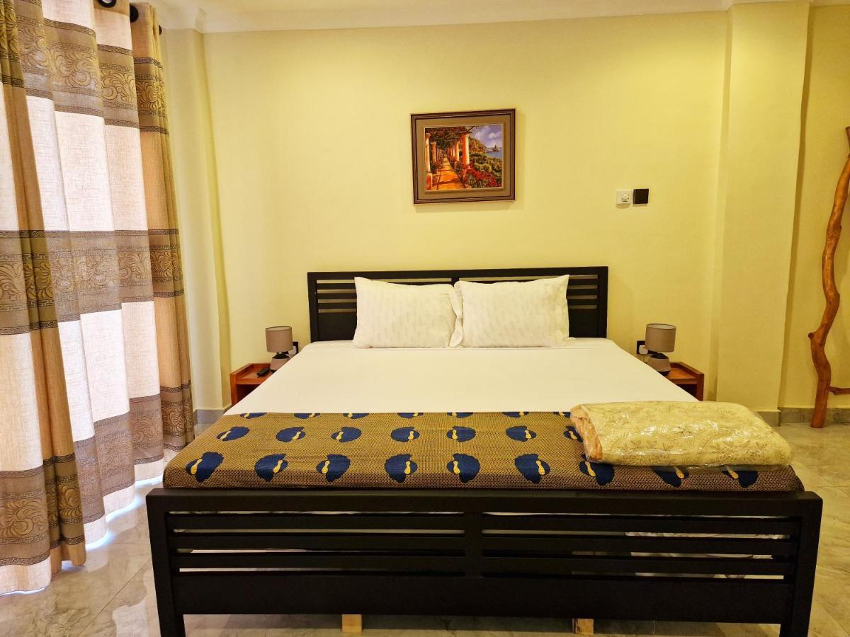 Cactus Creek Hotel Aburi Bagian luar foto