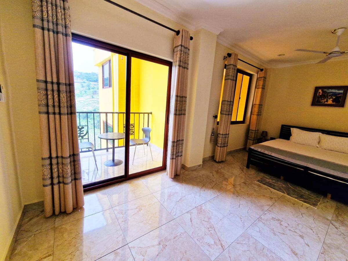 Cactus Creek Hotel Aburi Bagian luar foto