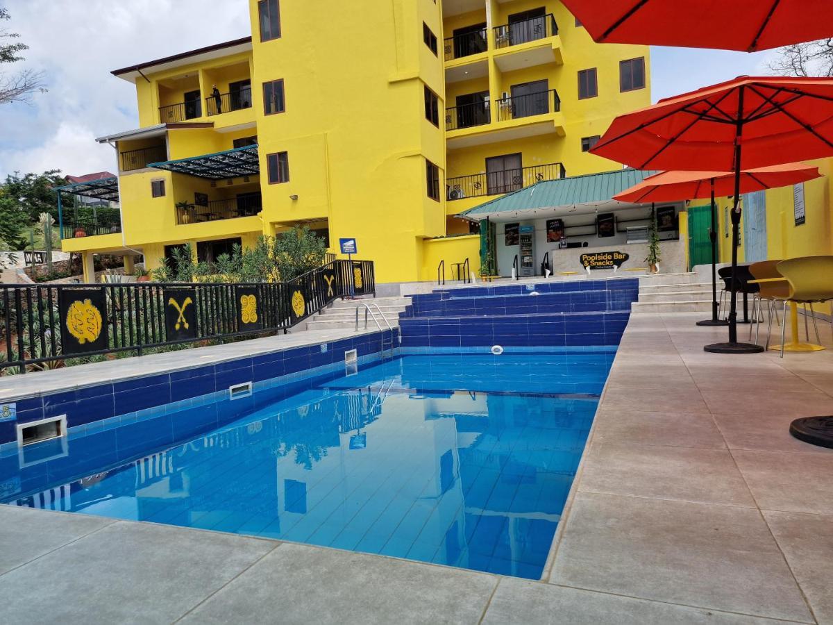 Cactus Creek Hotel Aburi Bagian luar foto